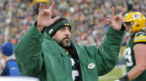 Quarterback Aaron Rodgers breaks Brett Favre's Packers record for career touchdown passes.