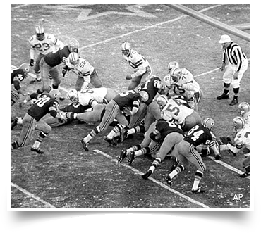 Bart Starr takes the quarterback sneak into the endzone for the go ahead score.